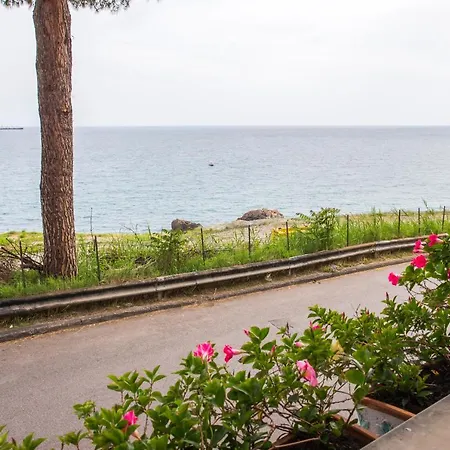 Apartment Luxurious By The Sea